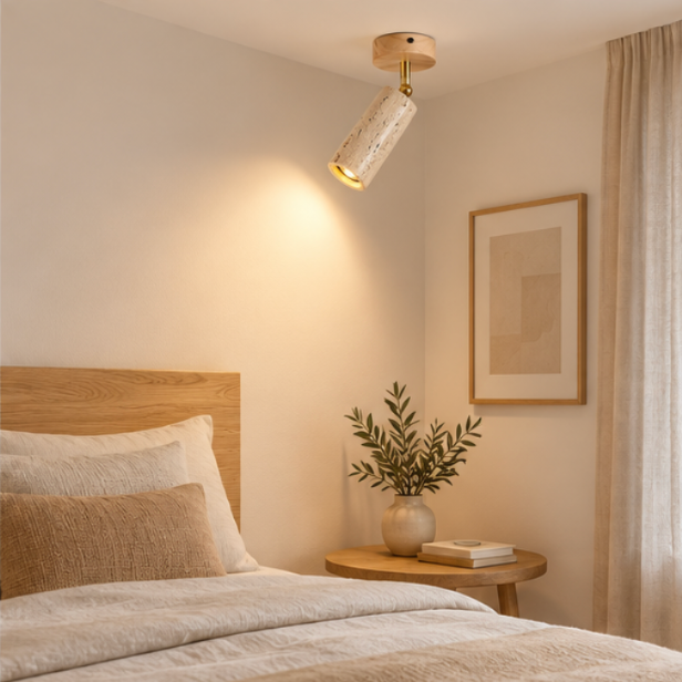 Spot plafonnier orientable en bois et travertin