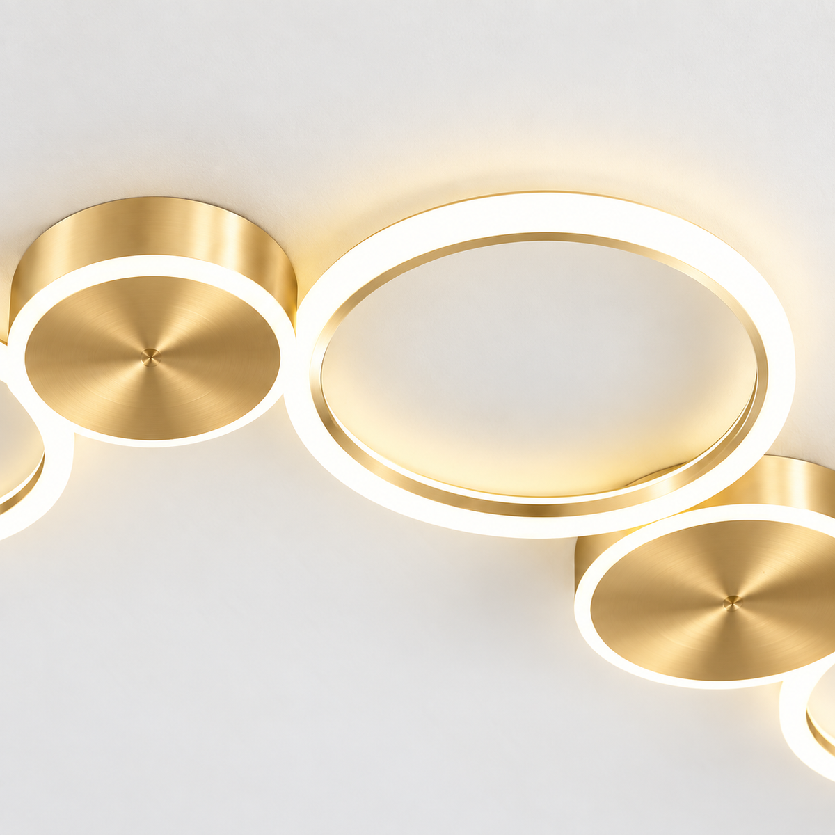 Plafonnier LED à anneaux au design contemporain
